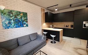 Be My Guest- Fontany Calm Apartment Metro Wi-Fi Free Parking Zone